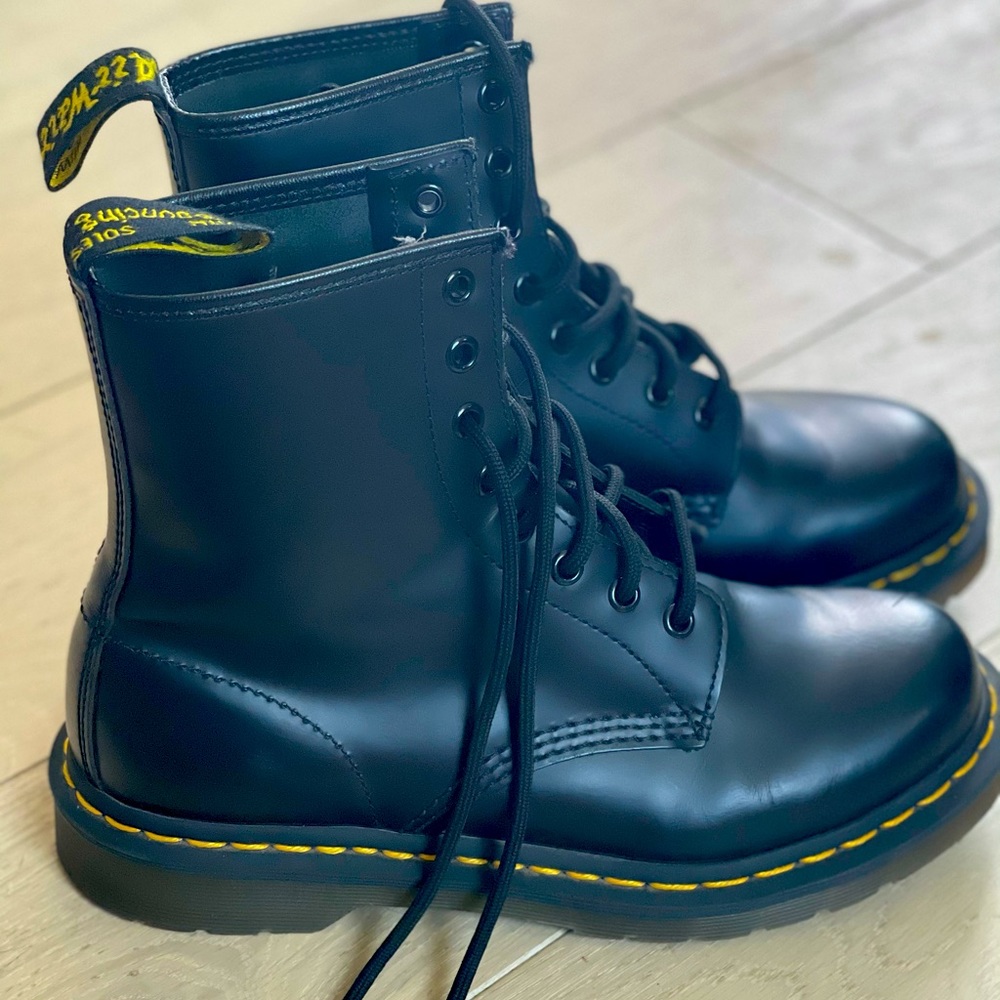 Dr. Martens Women’s 1460 Smooth